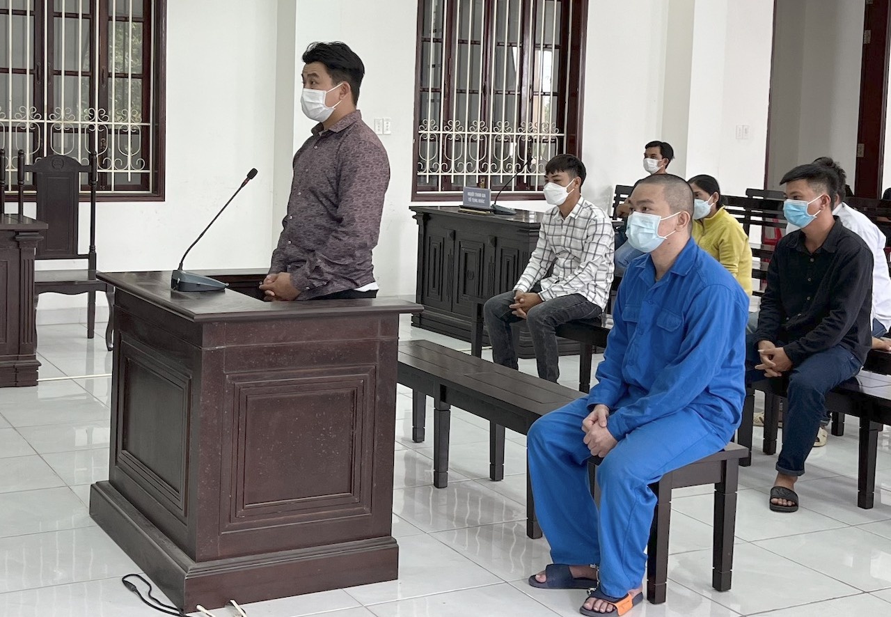 Xet xu vu chong dam chet nguoi khi giai cuu vo hinh anh