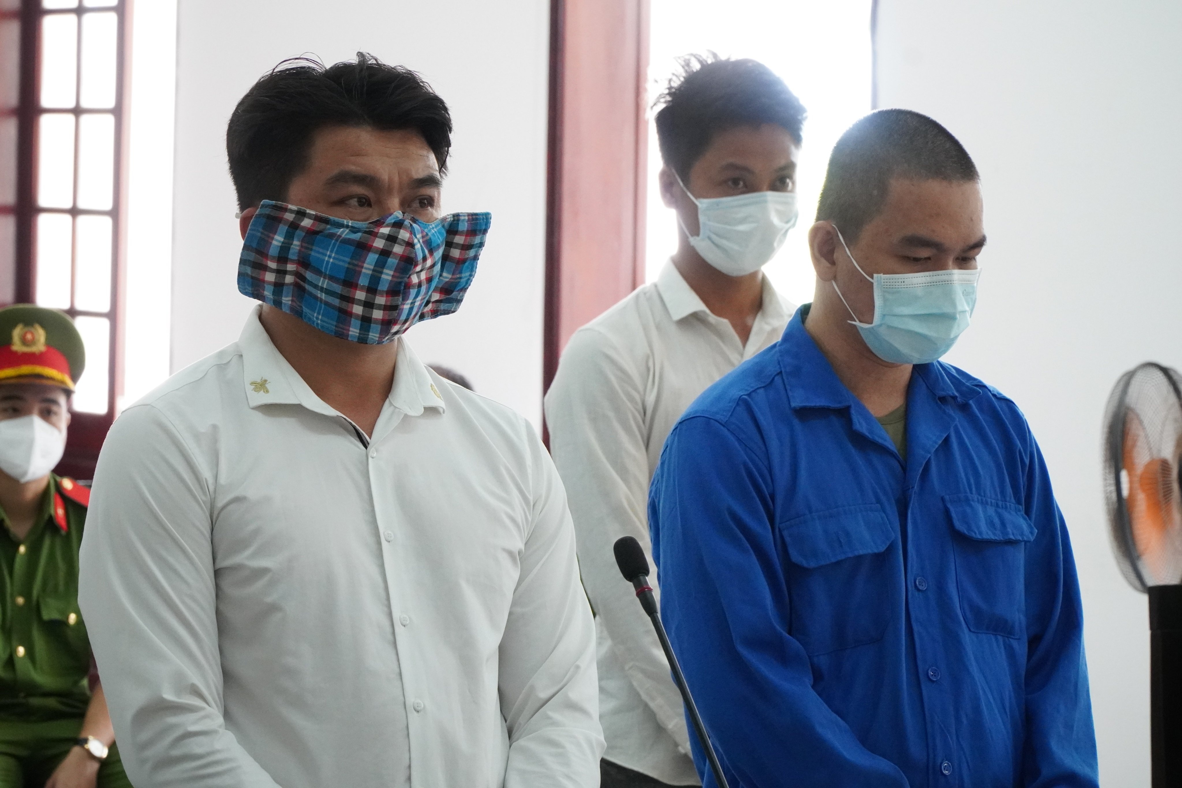 Linh 12 thang tu vi dam chet nguoi khi giai cuu vo hinh anh