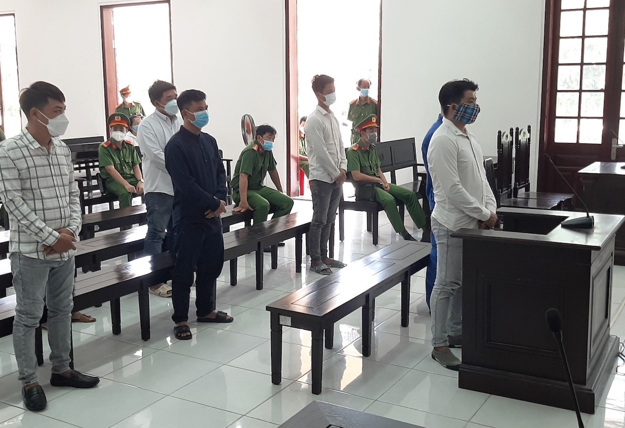 Trần Ngoại Giao,  đâm chết người khi giải cứu vợ,  lĩnh án 12 tháng tù,  TAND tỉnh Vĩnh Long  ảnh 1 Tran Ngoai Giao,  dam chet nguoi khi giai cuu vo,  linh an 12 thang tu,  TAND tinh Vinh Long anh 1