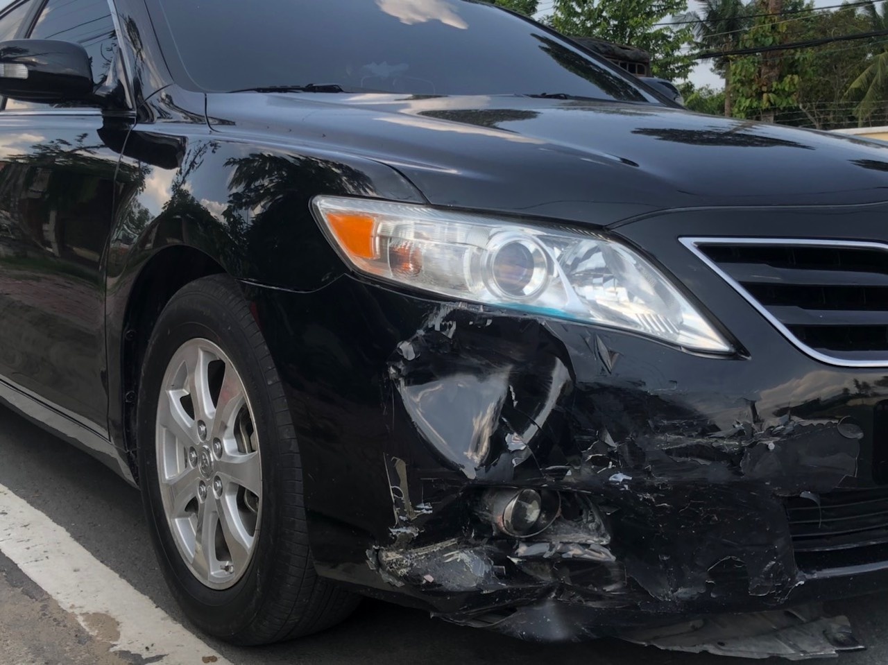 Dai uy canh sat lao oto vao ke cuop hinh anh