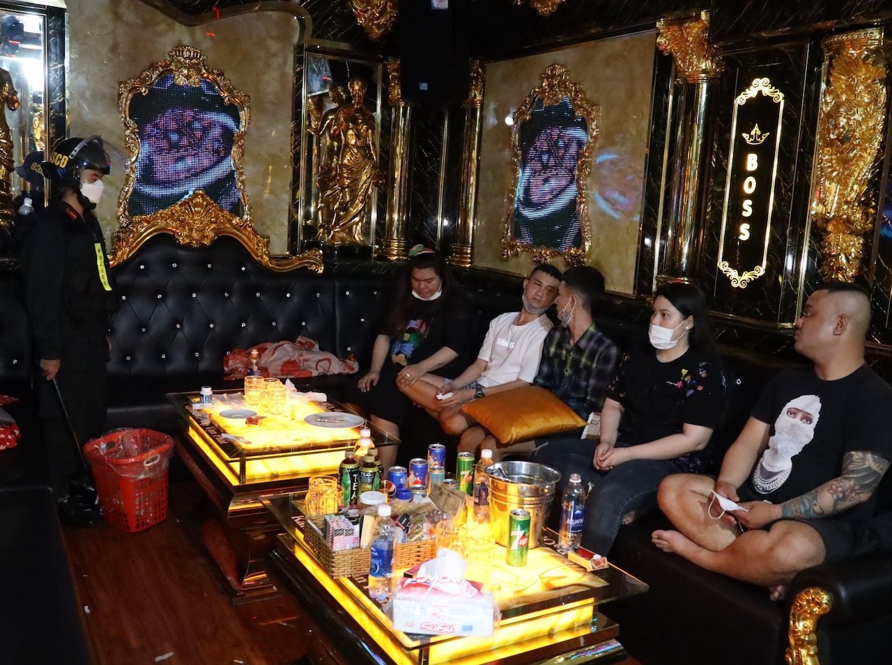 34 nguoi duong tinh voi ma tuy trong quan karaoke o Can Tho hinh anh