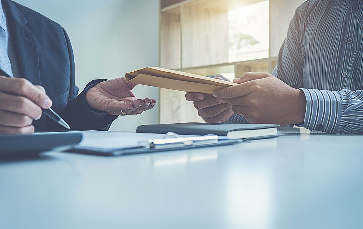 Nhieu can bo o Tra Vinh nop lai 'qua' da nhan cua Viet A hinh anh