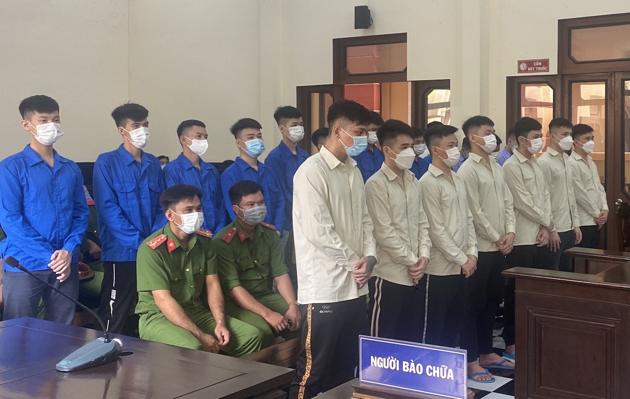 22 nguoi linh an trong no sung tai quan karaoke X.O anh 1