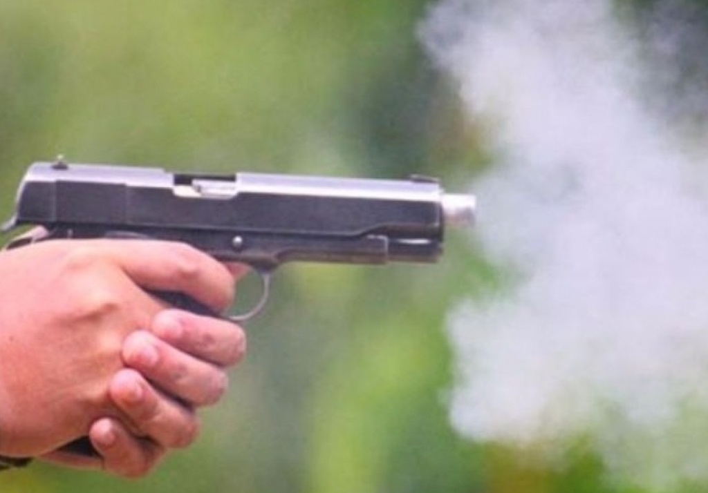 Hai nhom thanh nien gay roi truoc cong toa sau phien xu Trieu ‘Dien’ hinh anh