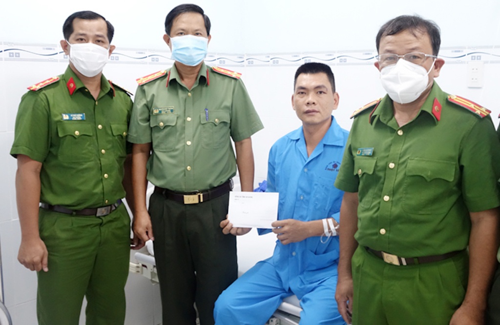 Thieu ta canh sat bi dam khi dang lam nhiem vu hinh anh