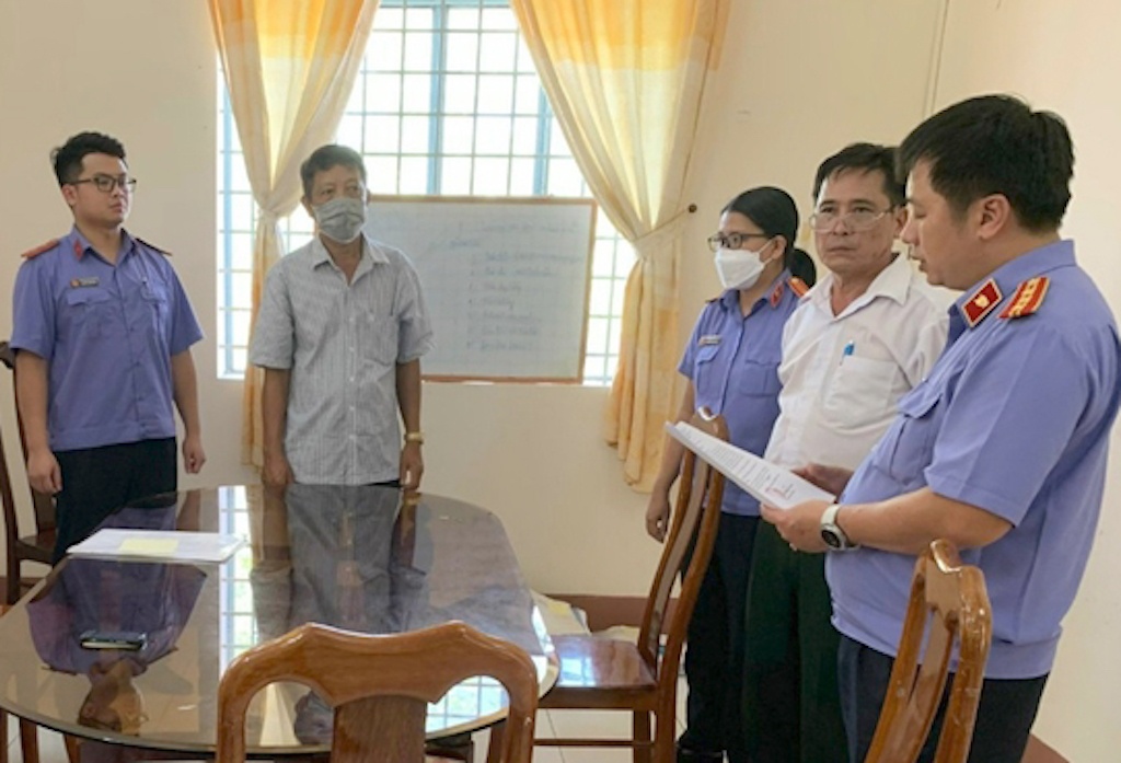 Bắt nguyên Chi cục trưởng Thi hành án dân sự Thới Lai ảnh 1 Bat nguyen Chi cuc truong Thi hanh an dan su Thoi Lai anh 1