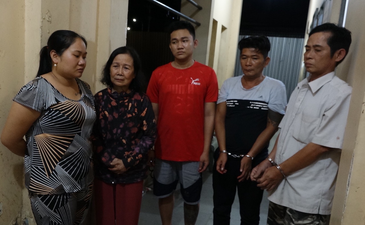 Bat nhom dan canh giat day chuyen o hoi cho hinh anh