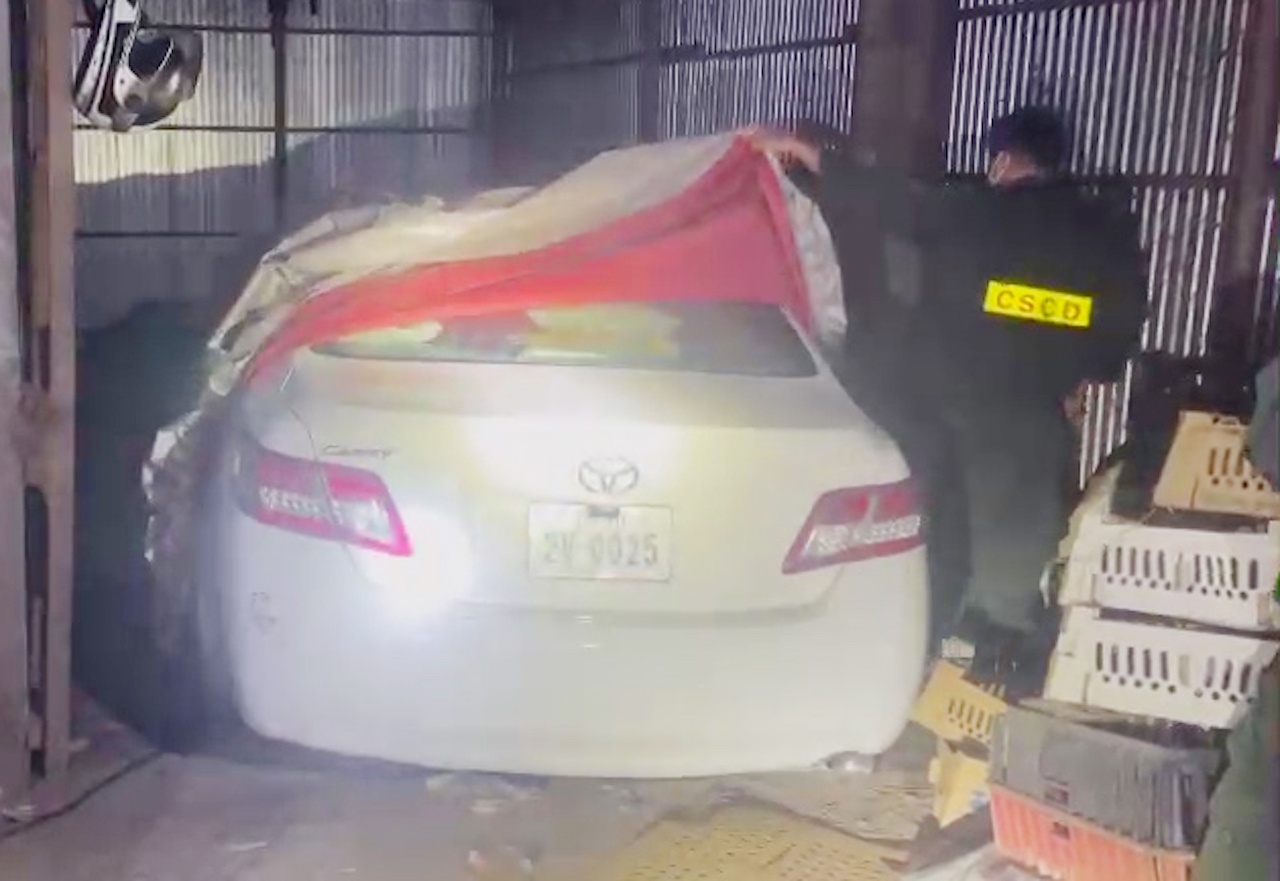 Canh sat tam giu oto Camry nghi nhap lau hinh anh