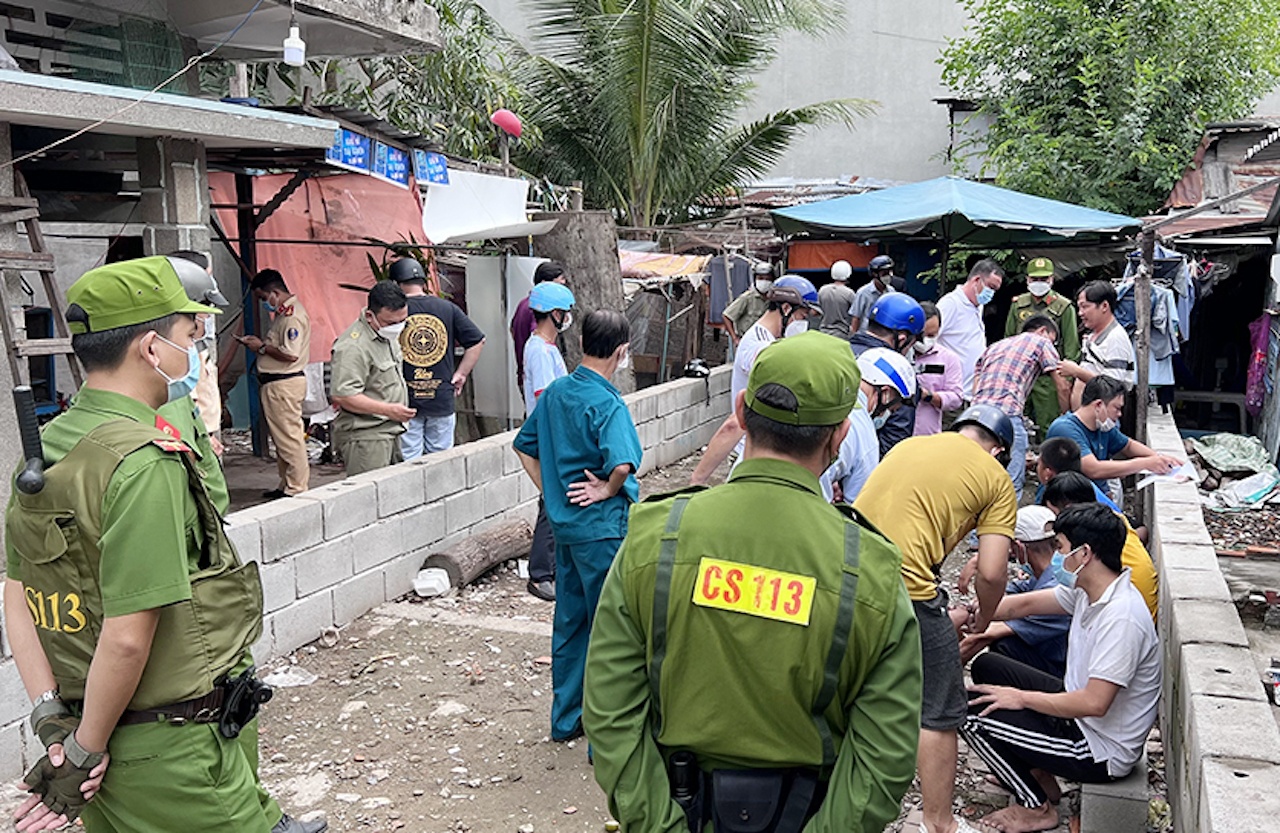 Nhom nguoi o soi bac nem tien khi thay canh sat hinh anh