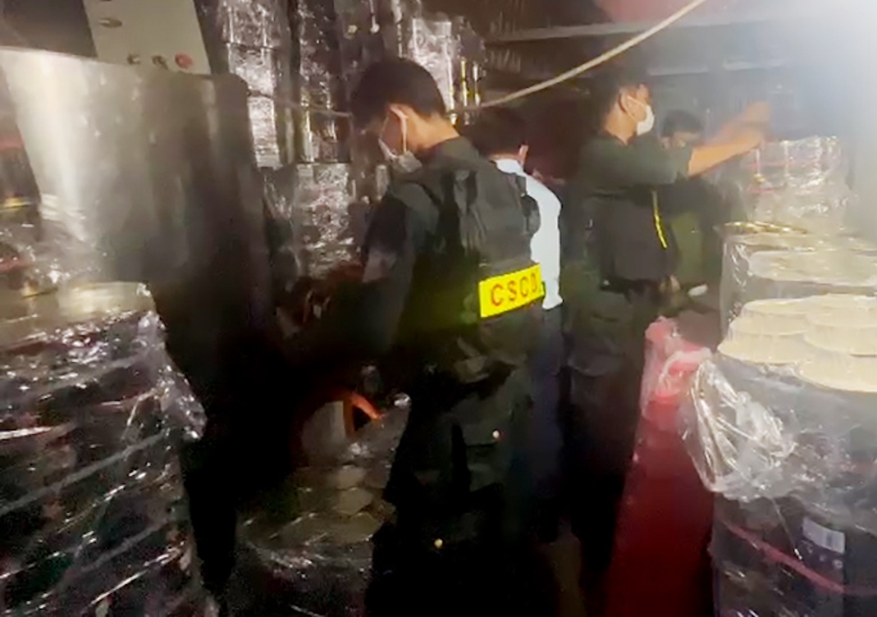 Phat hien co so san xuat nhot gia o An Giang hinh anh