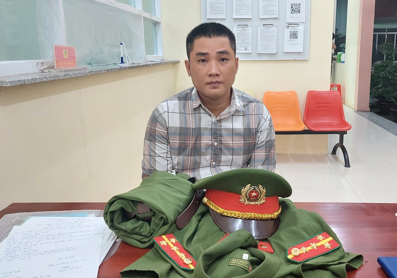 Vua ra tu lai gia danh dai uy canh sat hinh anh