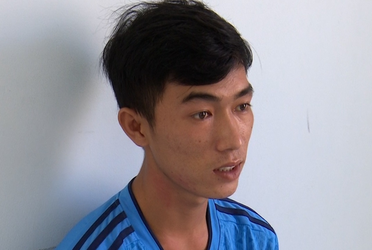 Trom tien cua ba ngoai de mua iPhone 13 tang ban gai anh 1