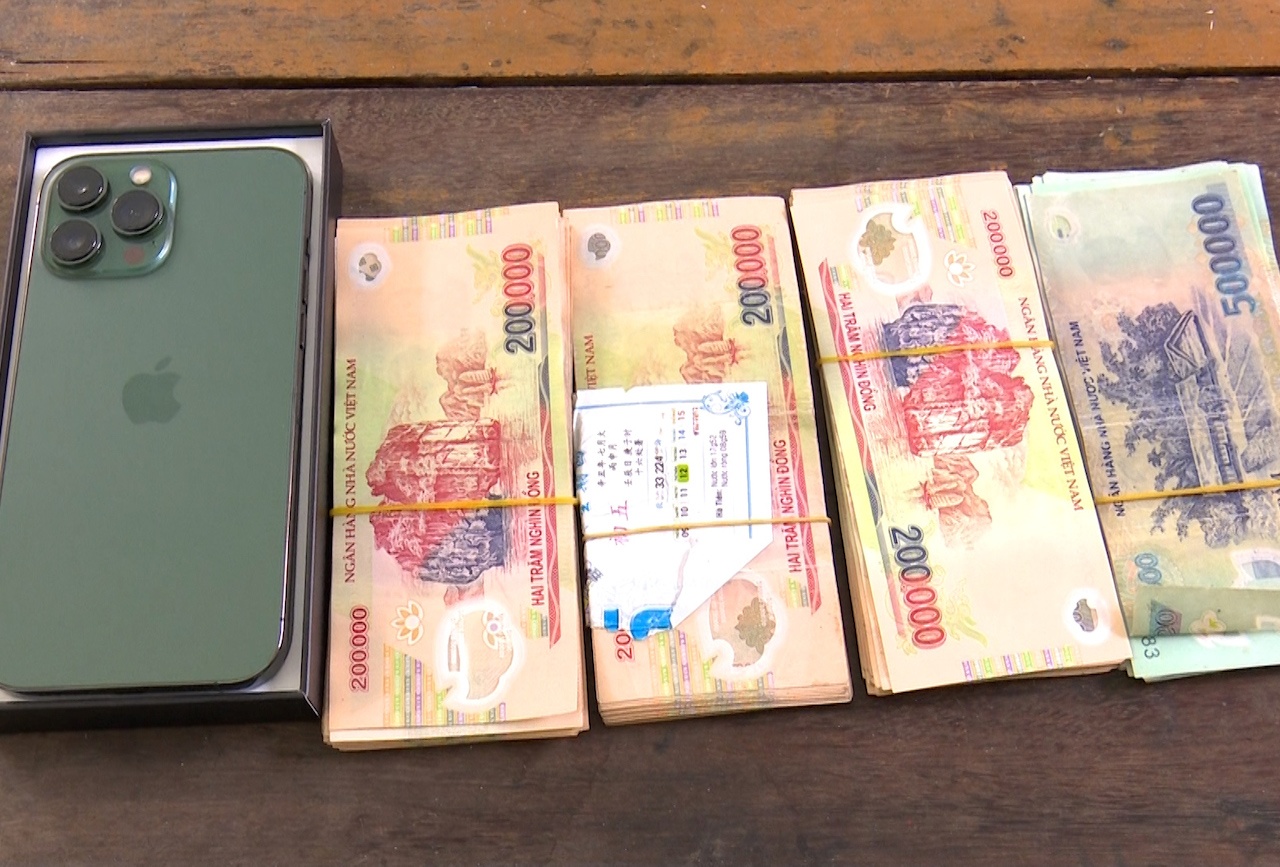 Trom tien cua ba ngoai de mua iPhone 13 Pro Max tang ban gai hinh anh