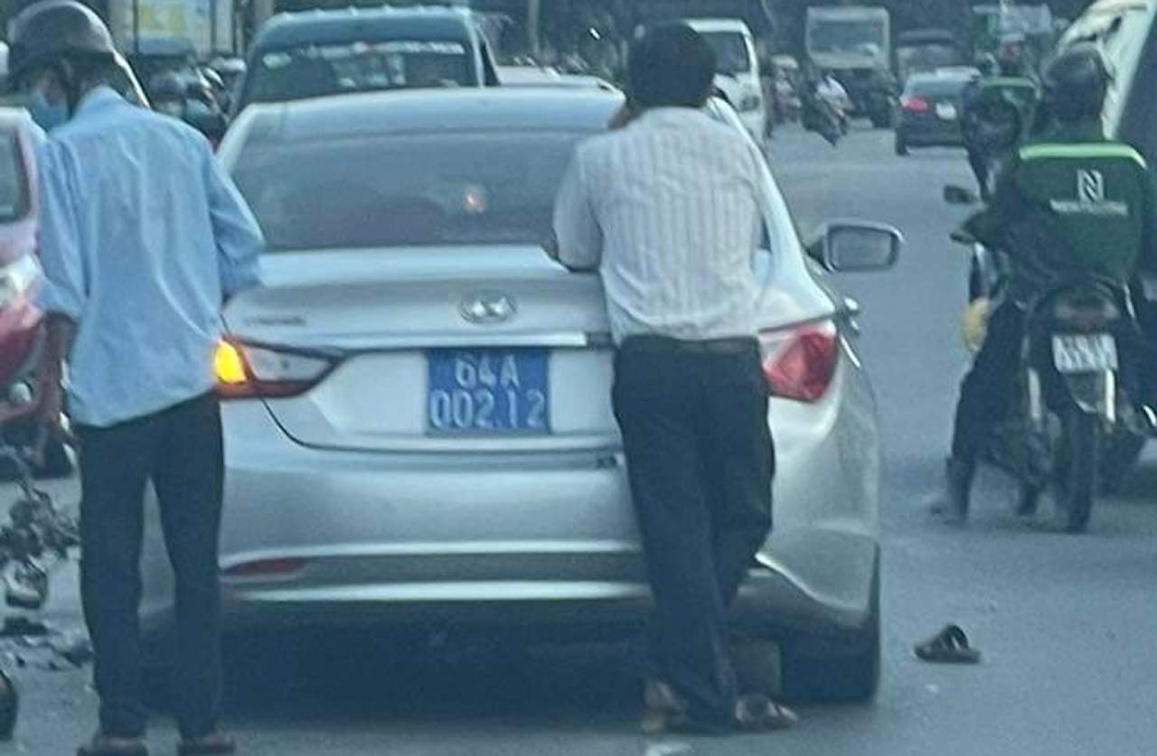 Oto bien xanh va cham xe may, mot nguoi chet hinh anh