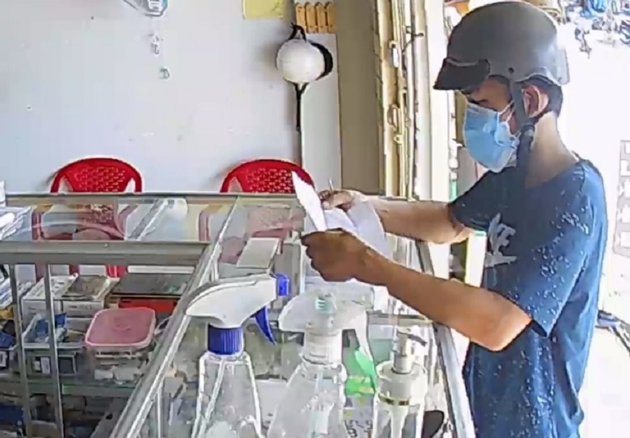 Nam thanh nien lua chuyen khoan de lay tien danh bac hinh anh