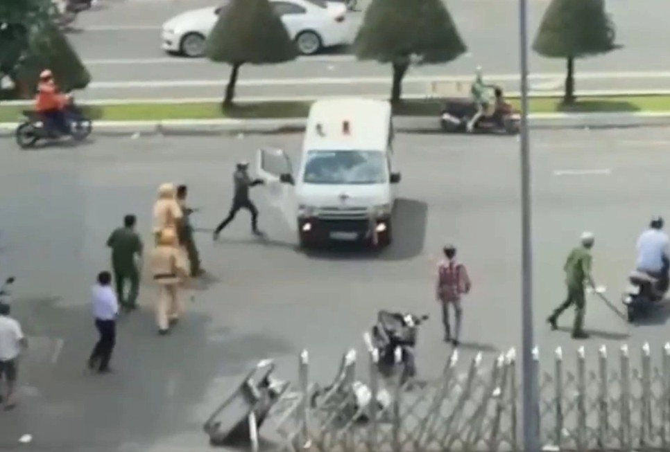 Trom xe cap cuu, thanh nien ngao da suyt tong trung CSGT hinh anh