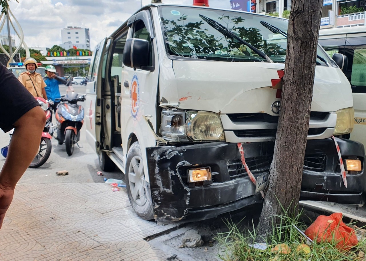 Ke ngao da vao benh vien trom xe cap cuu hinh anh