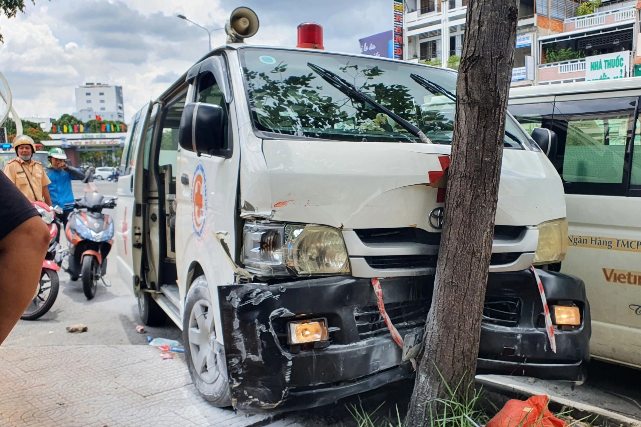 Vi sao ke ngao da trom duoc xe cuu thuong trong benh vien? hinh anh