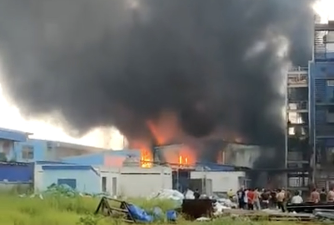 50 canh sat dap lua tai nha xuong cong ty soi hinh anh