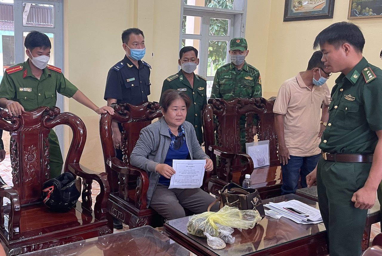 Người phụ nữ vận chuyển 1, 1 kg vàng trái phép qua biên giới ảnh 1 Nguoi phu nu van chuyen 1, 1 kg vang trai phep qua bien gioi anh 1