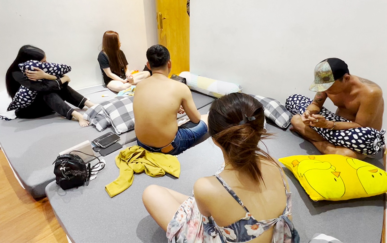 Nhom thanh nien dap da o chung cu Marina hinh anh