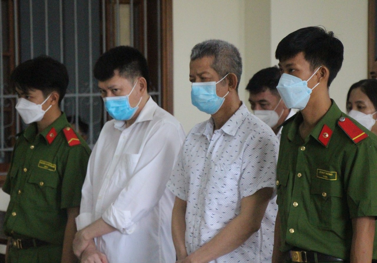 Cuu giam doc ngan hang linh 16 nam tu hinh anh