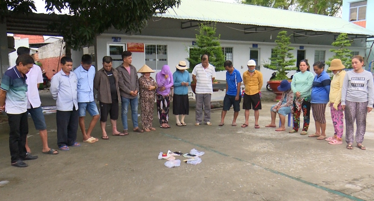 Cong an An Giang phat hien nhieu phu nu tham gia danh bac hinh anh