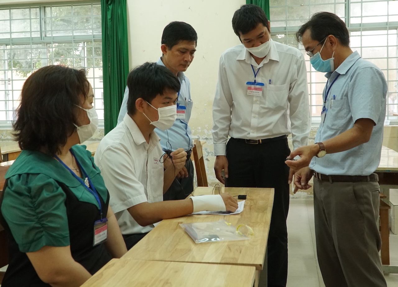 Giao vien ho tro viet bai anh 1