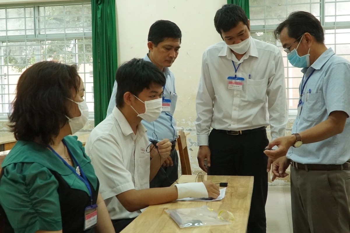 Thi sinh ngoi phong rieng, duoc giao vien viet bai ho hinh anh