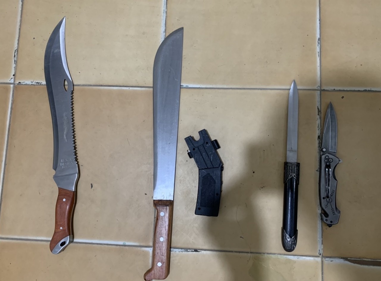 Canh sat bat nong bang nhom chem nguoi dut lia ban tay anh 2