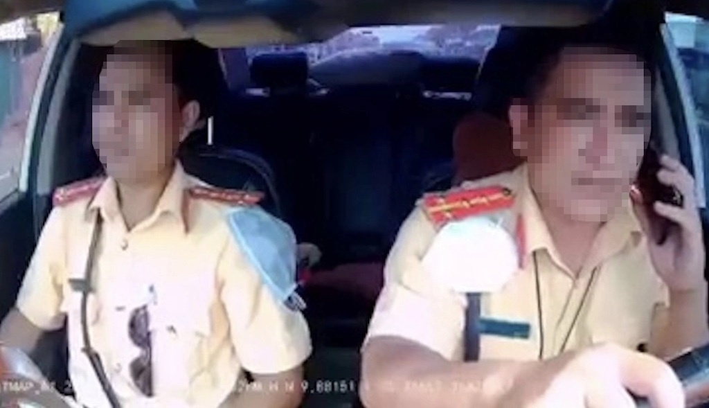 Ky luat 2 can bo CSGT Cong an Hau Giang hinh anh