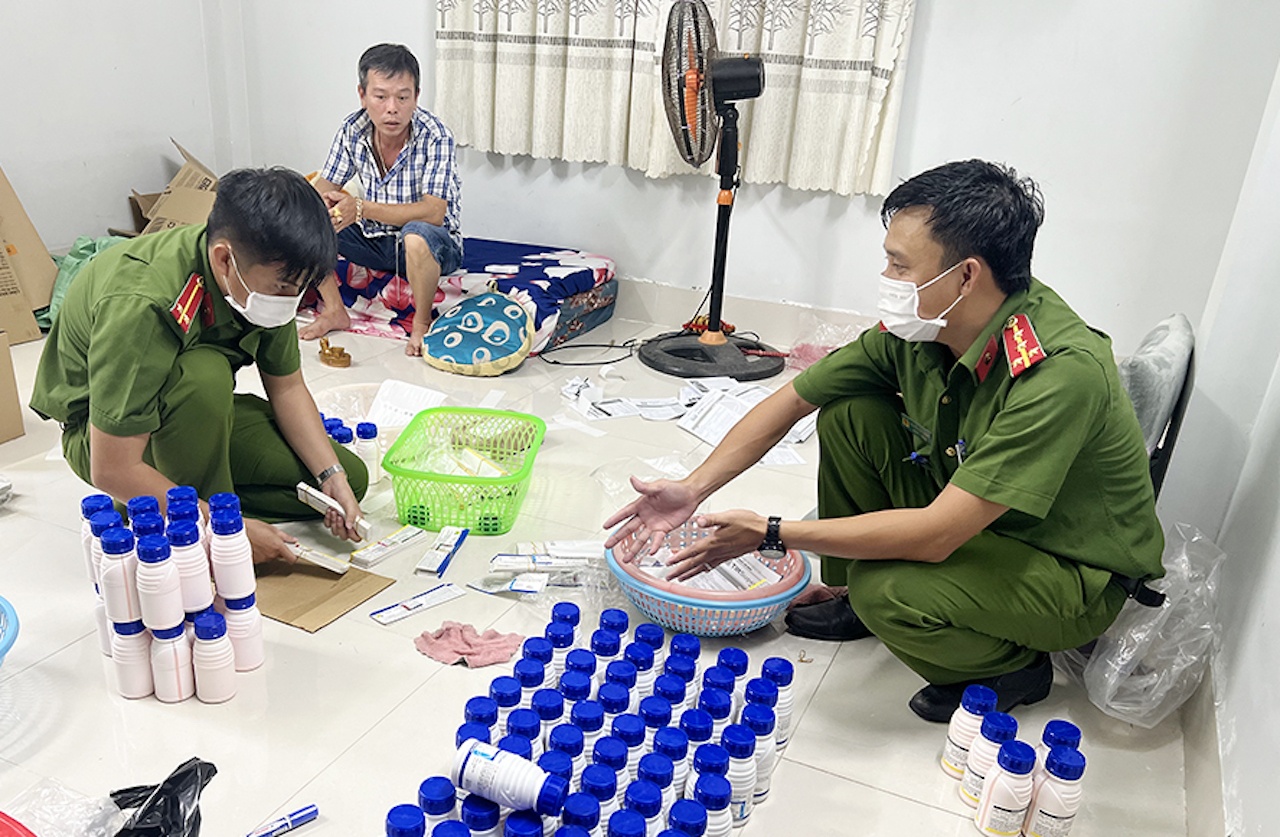 Cong an An Giang bat diem san xuat thuoc bao ve thuc vat gia hinh anh