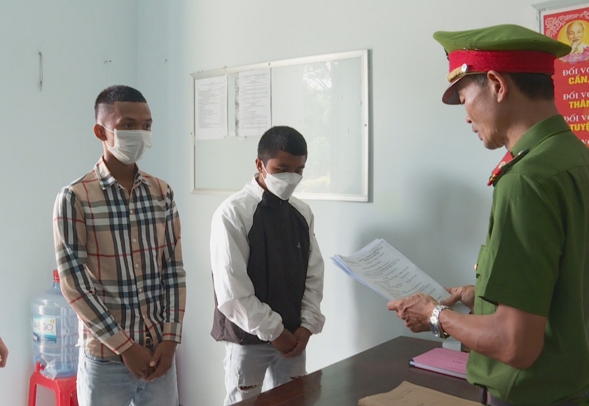 Nam thanh niên ném bỏ 30.000 viên thuốc tân dược nghi nhập lậu ảnh 1 Nam thanh nien nem bo 30.000 vien thuoc tan duoc nghi nhap lau anh 1