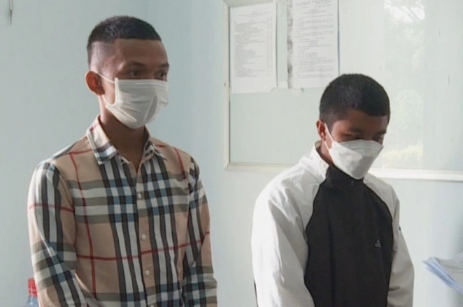 Bat nhom trai lang danh nguoi la guc tai cho hinh anh