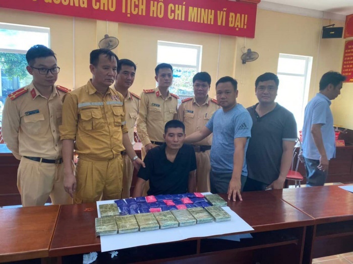 Nguoi phu nu dot nhap nha hang xom trom vang anh 1