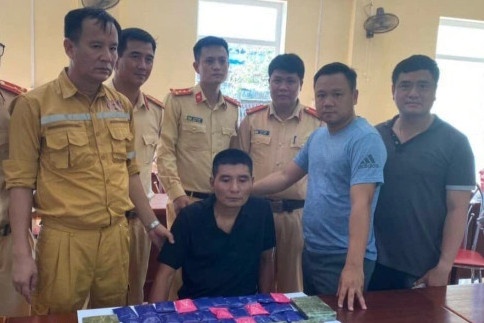 Tai xe bi bat cung 9 banh heroin va 30 tui hong phien hinh anh
