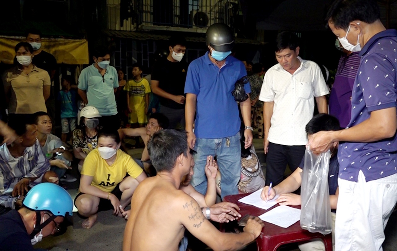 Công an An Giang bắt nhóm người đánh bạc sau chợ Long Xuyên ảnh 1 Cong an An Giang bat nhom nguoi danh bac sau cho Long Xuyen anh 1