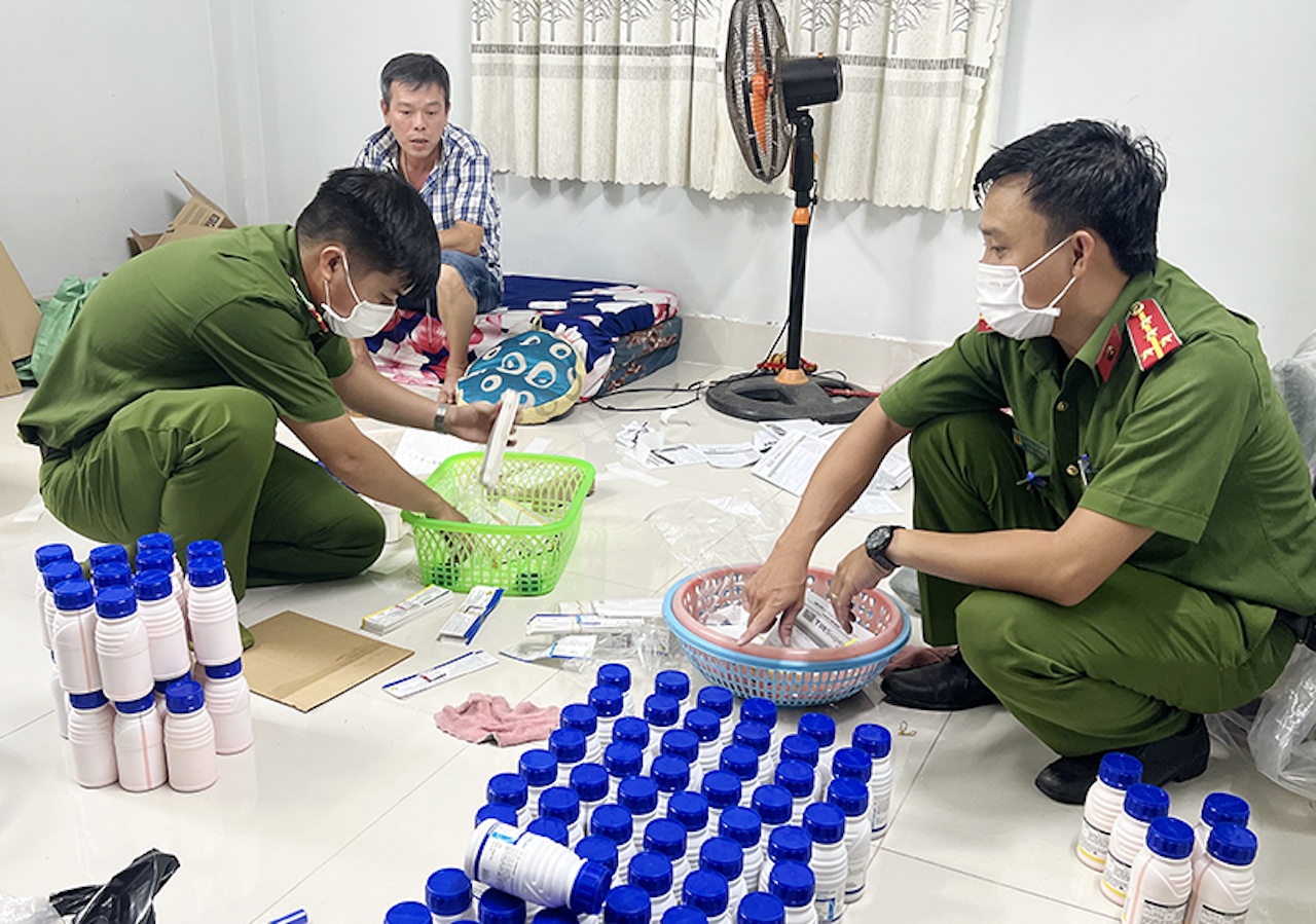 Nguoi dan ong chuyen san xuat, buon ban thuoc bao ve thuc vat gia hinh anh