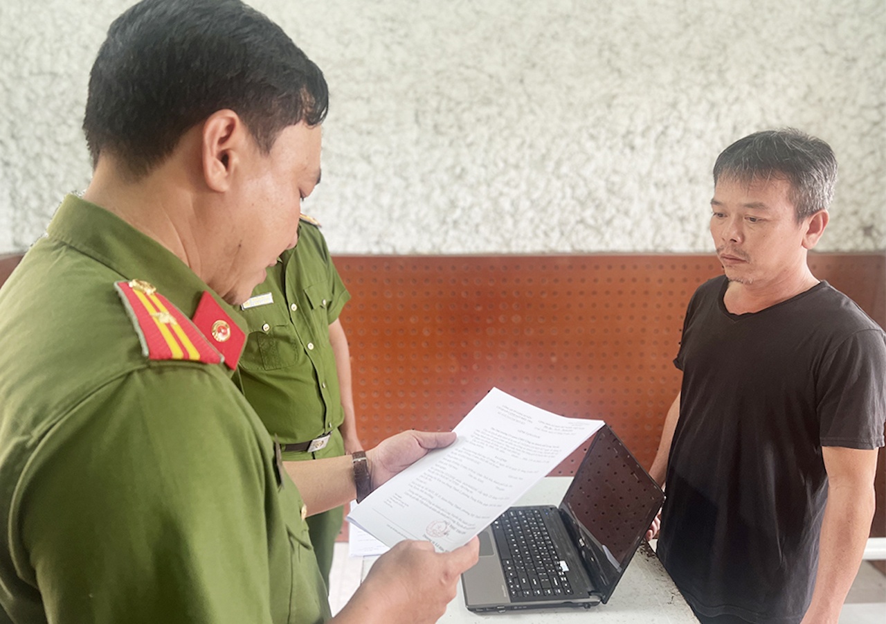 Nguoi dan ong chuyen san xuat,  buon ban thuoc bao ve thuc vat gia anh 1