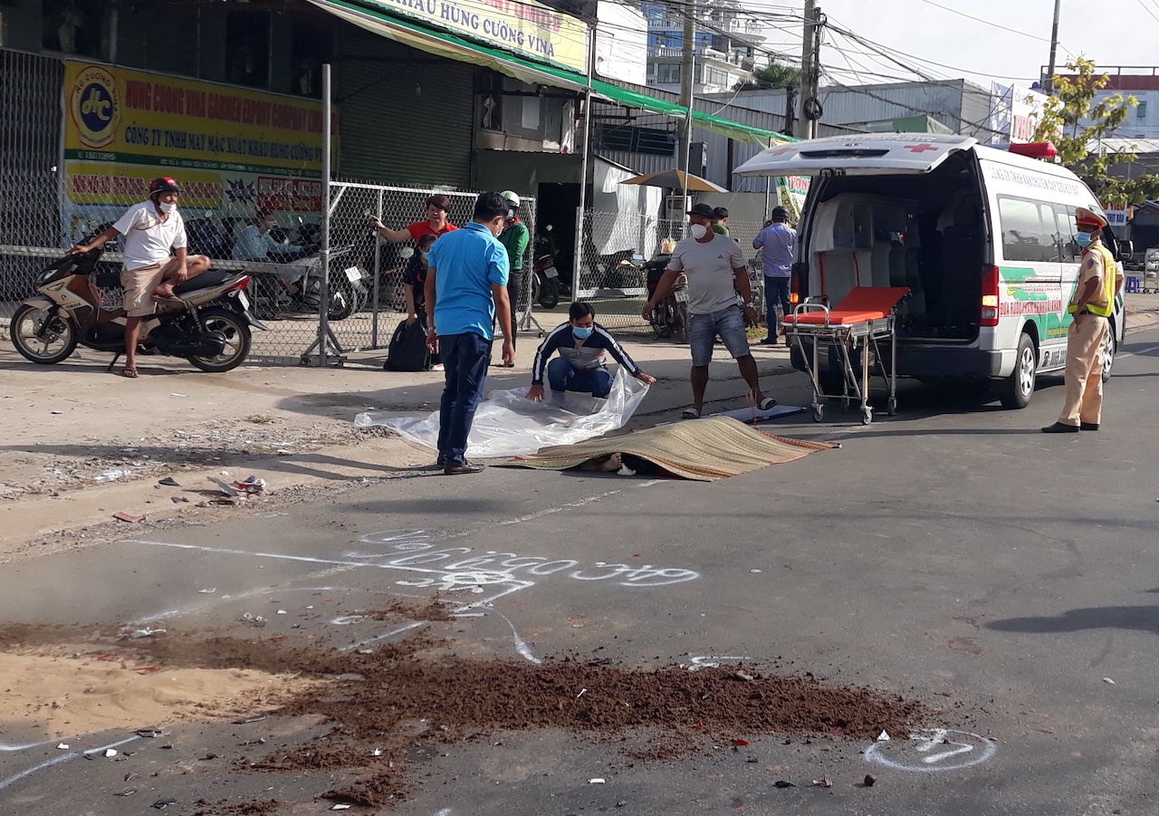 Nam thanh nien tu vong khi tong vao oto dang dung tren quoc lo hinh anh