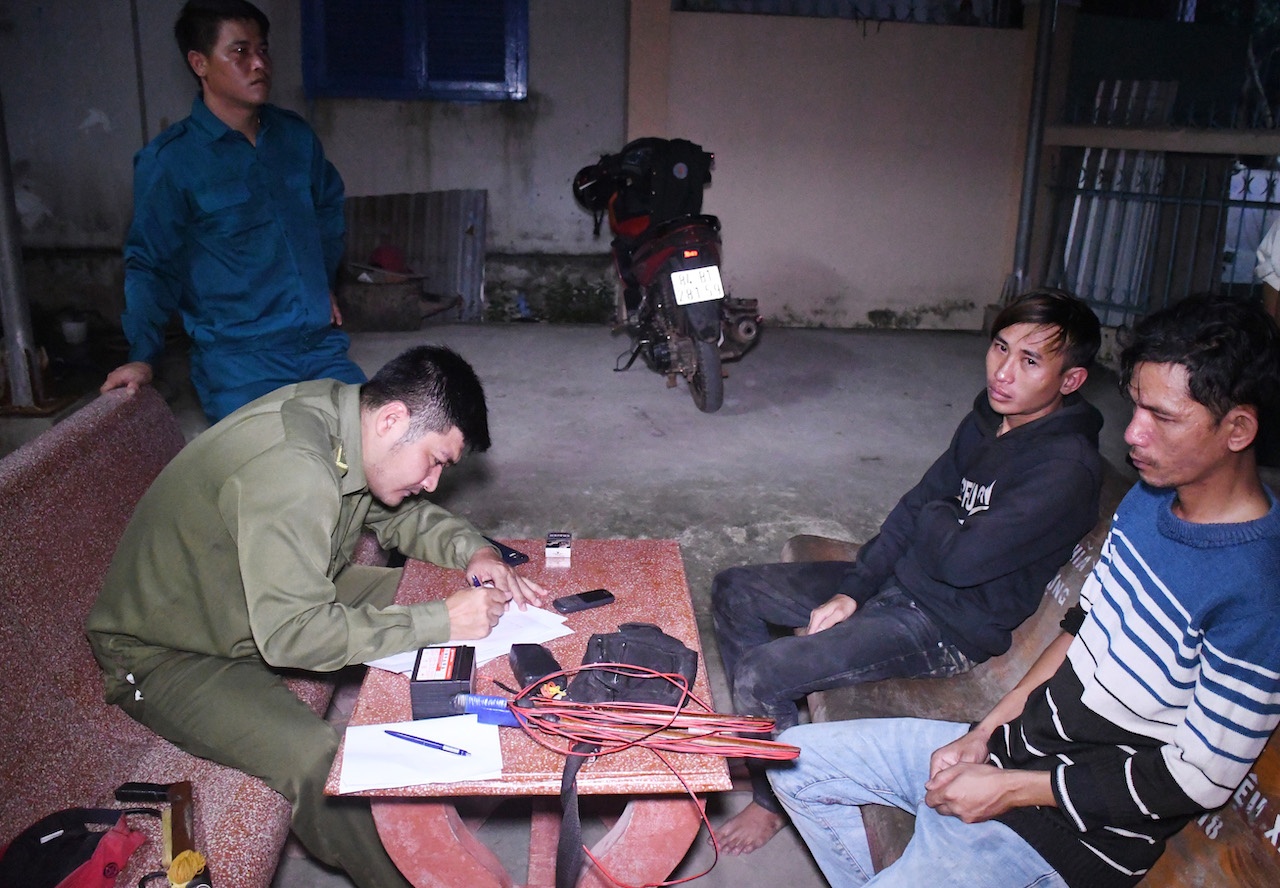 Canh sat bat 2 thanh nien ban trom cho hinh anh