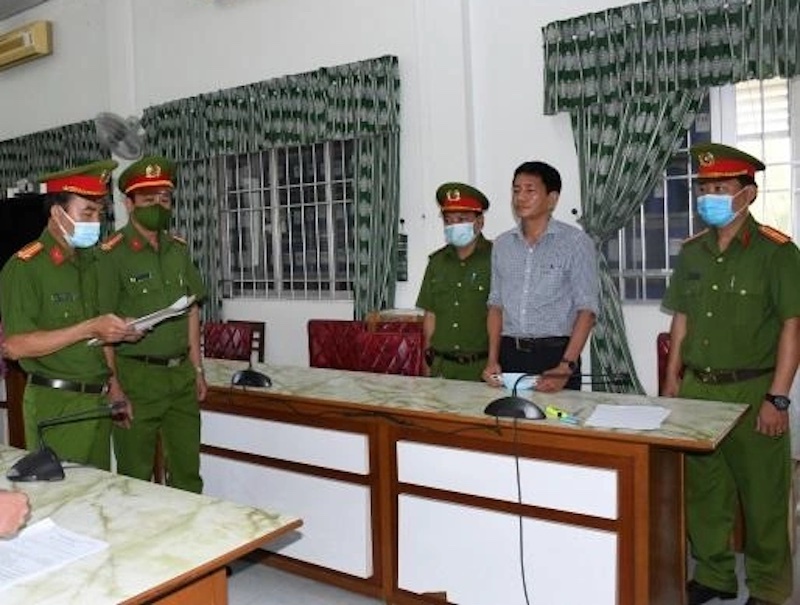 Giam doc va Pho giam doc So Y te tinh Tra Vinh cung bi ky luat hinh anh