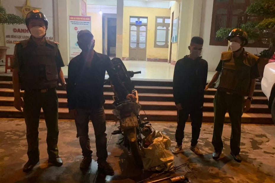 Công an An Giang phát hiện 23.000 lít dầu nhớt nghi làm giả thương hiệ ảnh 1 Cong an An Giang phat hien 23.000 lit dau nhot nghi lam gia thuong hie anh 1