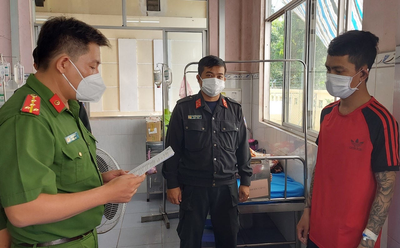 Bắt giam hai bị can trong vụ đại úy cảnh sát hy sinh ảnh 1 Bat giam hai bi can trong vu dai uy canh sat hy sinh anh 1