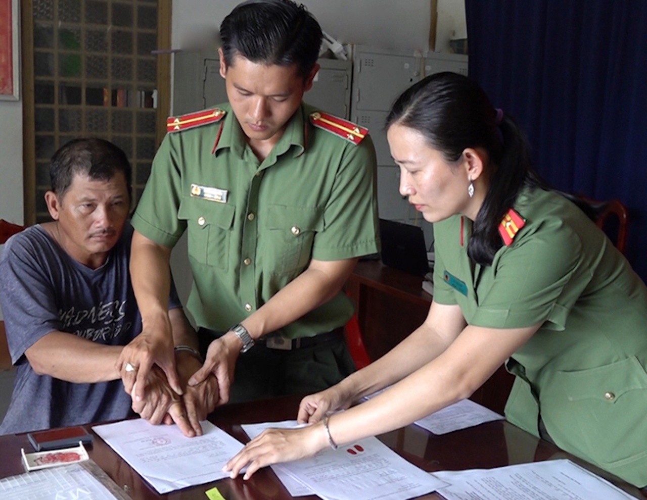 Lai xe tham gia duong day dua nguoi xuat canh trai phep hinh anh