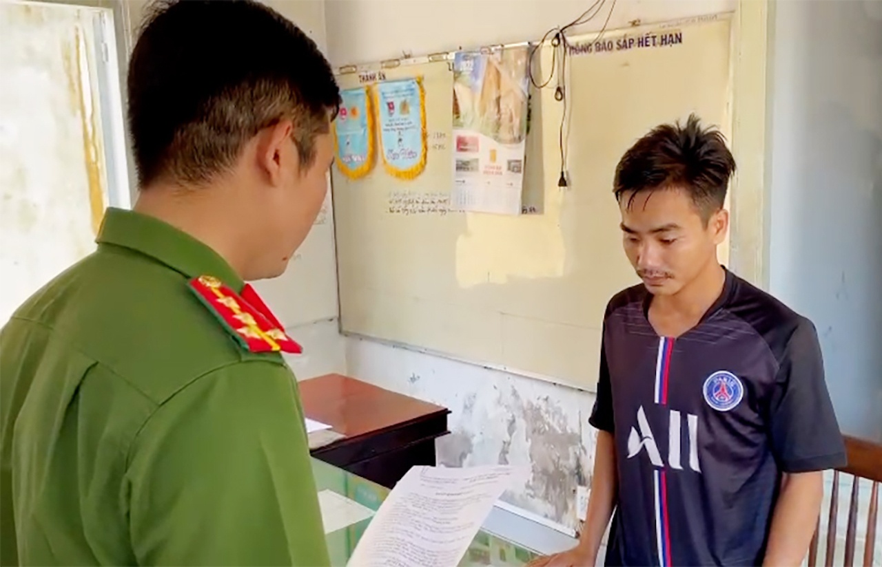 Nam thanh nien buon ban so luong lon dau nhot gia anh 1