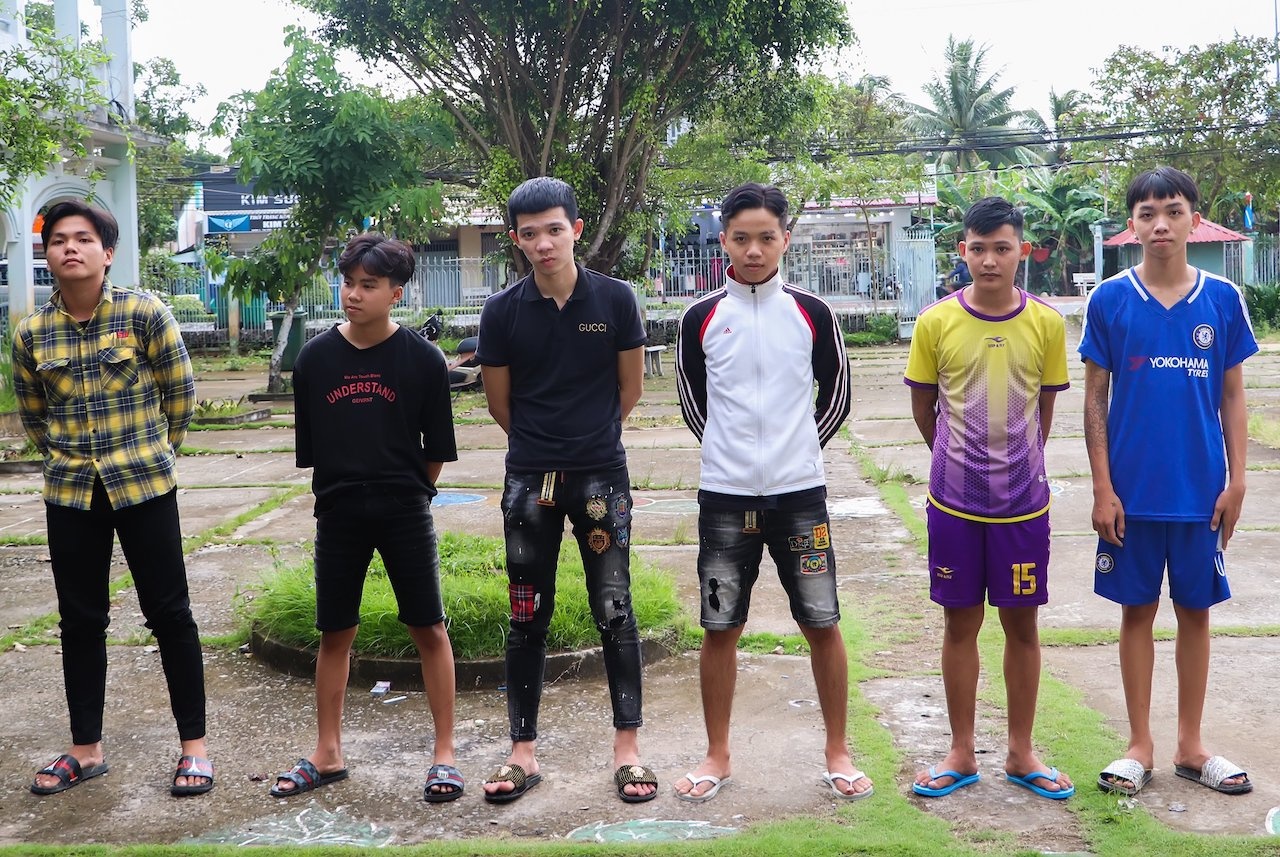 Nhóm thanh niên mang mã tấu chém người ở quán nhậu ảnh 1 Nhom thanh nien mang ma tau chem nguoi o quan nhau anh 1