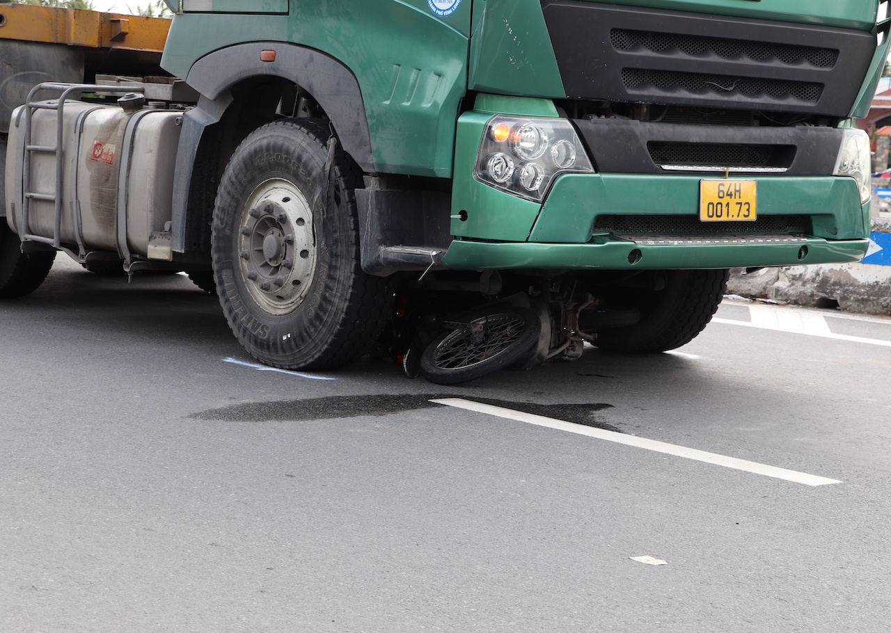 Xe may bi cuon vao gam oto container, mot nguoi tu vong hinh anh