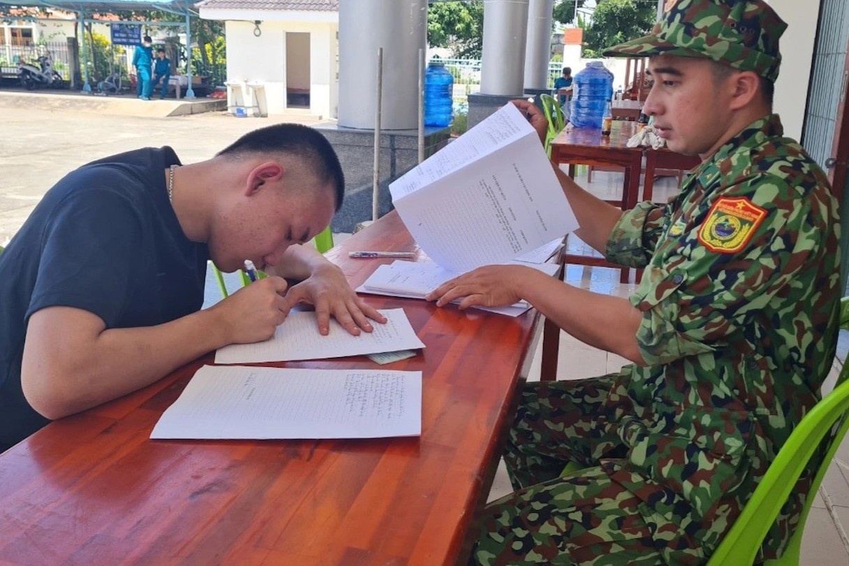 40 nguoi thoat khoi casino duoc ho tro tien ve que hinh anh