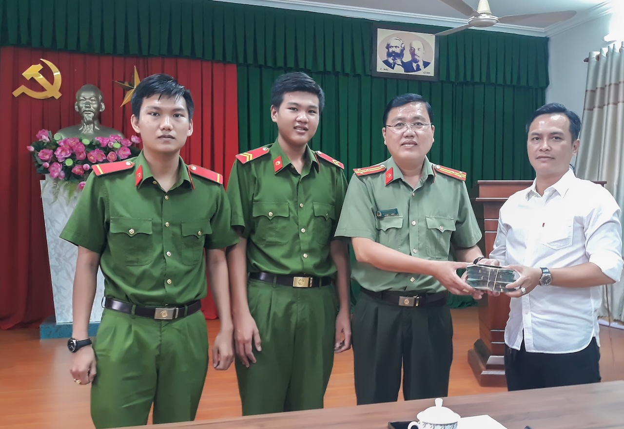 Trao trả 350 triệu đồng ảnh 1 Trao tra 350 trieu dong anh 1